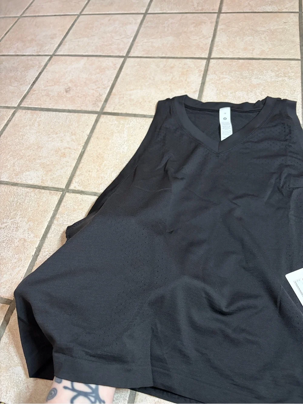 NWT Lululemon Swiftly Open-Hole V-Neck Tank (Black) Size 14
